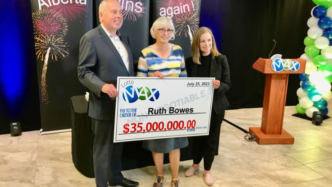 Ruth Bowes receives a cheque for $35-million from the Western Canada Lottery Corporation on Aug. 18, 2023. (Sean Amato/CTV News Edmonton)