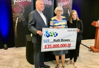 加拿大两名女子瓜分7000万元大奖！一个淡定一个尖叫