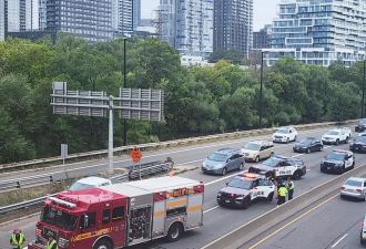 多伦多DVP高速车道封锁：女司机光脚在路上狂奔 汽车碎片满地
