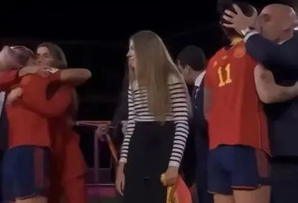 西班牙足协主席强吻女球员 国际足联出手