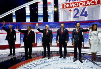 八位共和党总统参选人首轮辩论会 唇枪舌战火花四溅
