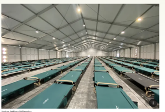 可容纳3000移民 纽约最大帐篷城在兰德尔岛开放