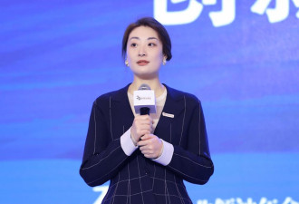 娃哈哈公主宗馥莉吃席，被男排队搭讪