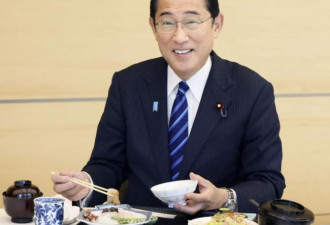 吃给大家看，日本首相岸田吃了福岛生鱼片