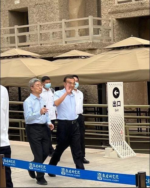 网传李克强裸退后首现身参观敦煌莫高窟- 国际- 带你看世界