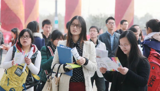 多地高校涨学费！有学校涨54%，为什么？ | 每日经济新闻