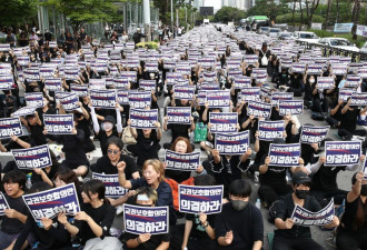 韩国女教师不堪家长欺凌轻生 同行发动大罢工＋示威