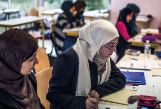 法国政府颁布校园穆斯林长袍禁令 挑动法国人神经