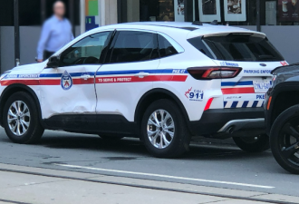 停车执法汽车在多伦多市中心被撞