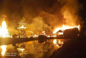 泰国知名水上市场在火灾中烧毁,人民被悲伤笼罩