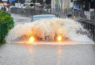 世纪暴雨加深圳泄洪，香港全城淹没瘫痪