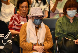李玟二姐带87岁母亲出席活动 首谈好声音