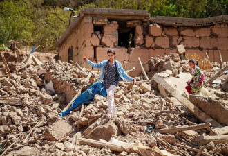 摩洛哥地震：废墟上徘徊的幸存者
