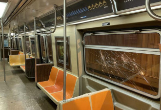 一夜之间 纽约36辆地铁 78扇窗被砸碎…