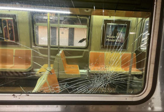 地铁砸窗潮！一夜之间 纽约78扇地铁车窗被砸烂！