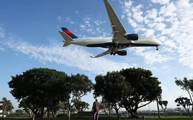 万米高空,美国客机机长突然崩溃求救| 八阕