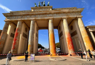 勃兰登堡门被“最后一代”成员泼漆