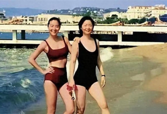 老照片：1990年，邓丽君和林青霞在海滩