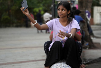 印度贫民窟公主 15岁少女凭笑容成模特儿