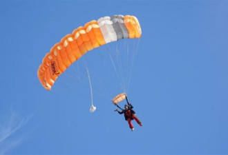 如遭斩首，跳伞高手4千英呎高空撞上机翼惨死