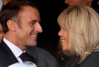 法国总统夫妇太甜了，当众耳语调笑，布里吉特...