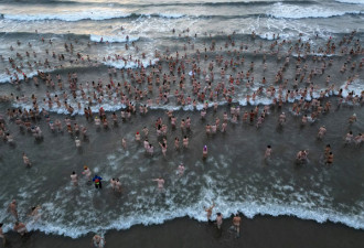 1300人赤身裸体！海边全裸狂欢 “海滩一片肉色”