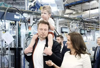 马斯克带匈牙利女总统参观工厂 X娃扛肩头