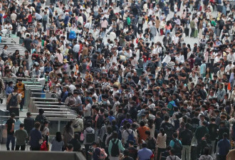 实拍节前的郑州东站：人挤人挤人挤人挤人...