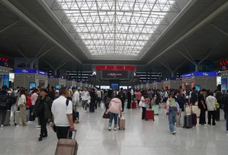 中国中秋连假第一天，多地火车站开启人从众模式