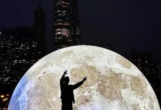 上海又现网红打卡点，“超级月亮”在外滩边升起