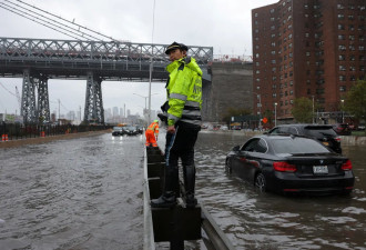 &quot;极度危险 威胁性命&quot; 纽约遭暴雨猛袭 地铁停 机场关…