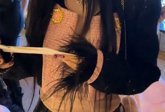 李小璐晒视频庆 42 岁生日：头戴皇冠笑容甜美，皮衣短裤身材佳！