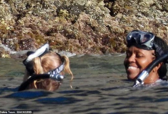 59 岁奥巴马夫人玩潜水，乘大导演的游艇出海很惬意