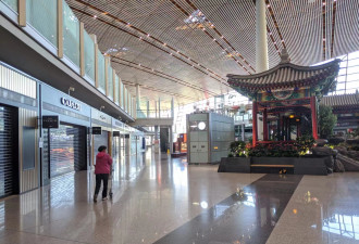 号称“最火”长假 北京首都机场出境区免税店仍萧条