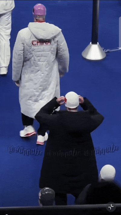 为什么游泳运动员出场时要穿羽绒服.....