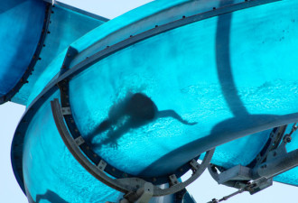 美国女子挑战迪士尼65m高滑水道，竟致下体撕裂伤