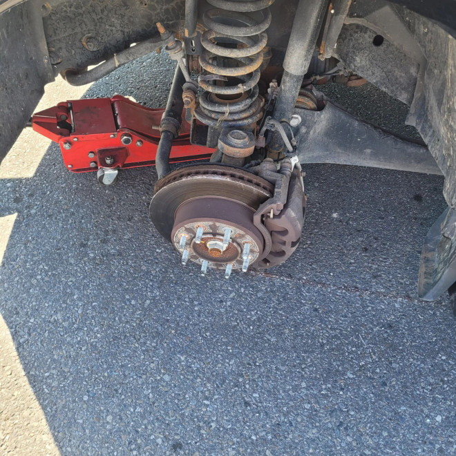 Calgary couple demand answers after tire goes flying off vehicle following service - image