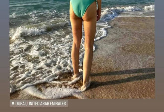 53岁李嘉欣海边晒泳衣背影，网友惊呼：下垂了…
