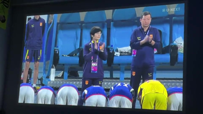 日本女足队员赛后集体向水庆霞鞠躬，水庆霞鼓掌回应-直播吧
