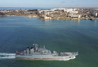 乌军袭击后,俄黑海舰队多艘舰艇撤出克里米亚基地