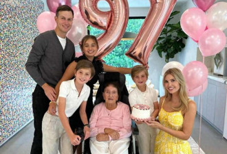 伊万卡为97岁外婆庆生:拍照超有少女感,气质清新