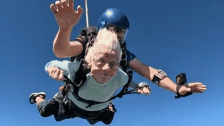 美104岁阿嬷高空跳伞破世界纪录！跳下1.3万英尺超猛影片曝光
