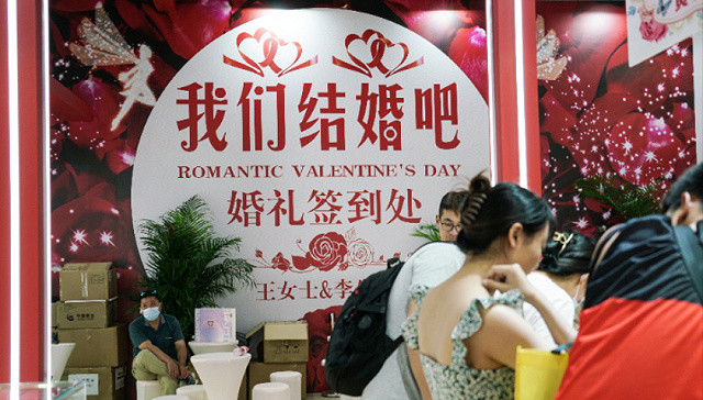 最忙婚庆黄金周:8天赚8万,7天办22场婚礼,一天只睡3小时| 界面· 财经号