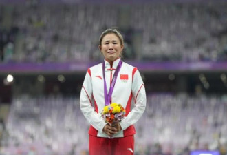 一天拿到奥运亚运双金，颁奖台上她哭了