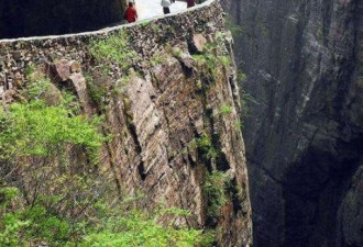 中国一座村庄 坐落于1700米悬崖上