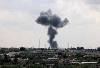 加沙居民撤离唯一过境点遭攻击 冒出浓烟