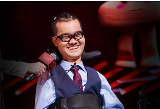 华裔“霍金”创造奇迹 考上麻省理工！经历4次大手术，终身坐轮椅