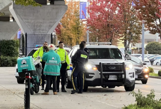 加拿大华人外卖公司送餐司机与警方当街冲突