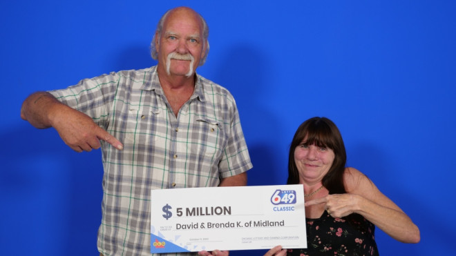 David and Brenda King, of Midland, Ont., hold their big cheque after winning Lotto 6/49 Sept. 23, 2023, draw. (Source: OLG)