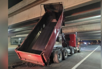 自卸卡车撞404高速公路桥梁